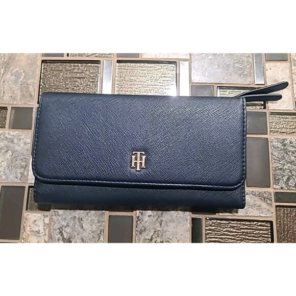 Tommy Hilfiger Trifold Checkbook Wallet Credit Cards Lots of Storage - Picture 2 of 9